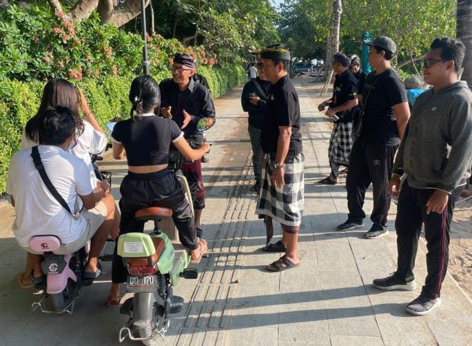 Turis Keluhkan Sepeda Listrik Ngebut di Pantai Sanur
